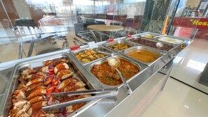 A buffet with various food options, including meats and salads, in a well-lit indoor setting. - Hotel Vale Da Serra (Parauapebas)