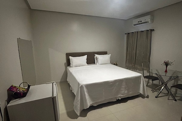 Minibar, wifi gratis y ropa de cama