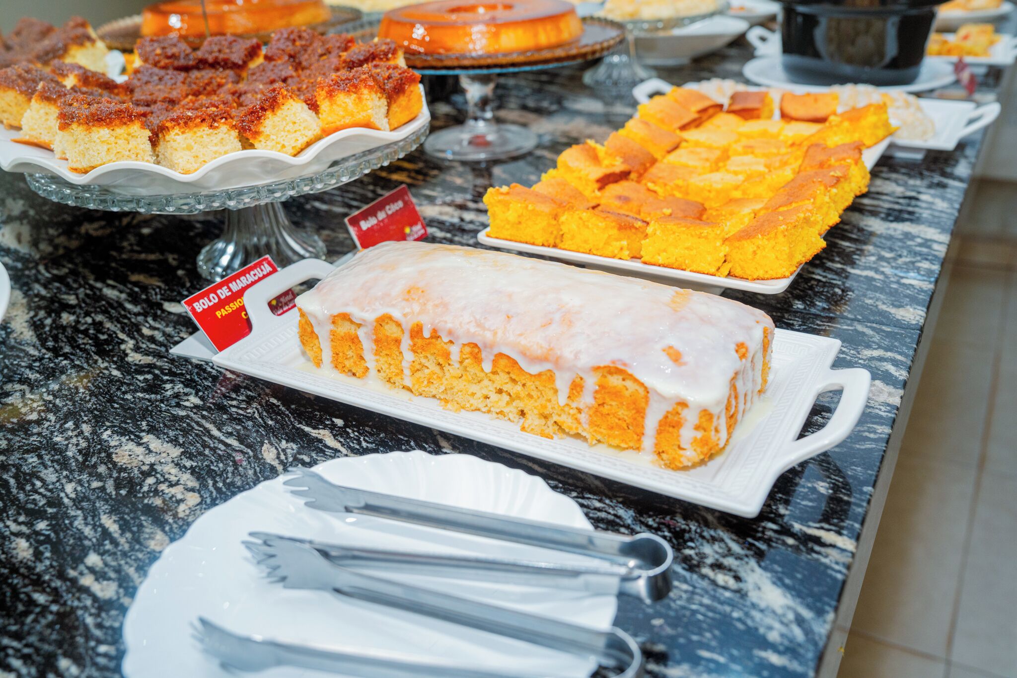 Una mesa de buffet con diversos pasteles y productos de pastelería.