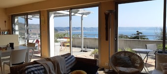 Holiday house facing the sea