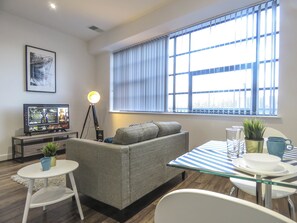 Business Suite, Multiple Beds | Living area