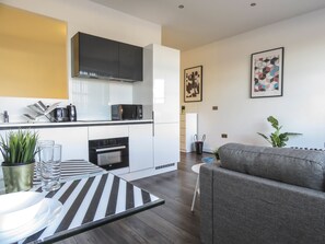 商務套房, 多張床 | 私人小型廚房 | 大型雪櫃/冰箱、微波爐、焗爐、爐具