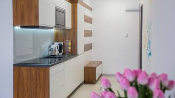 Decoración personalizada, muebles diferentes y escritorio