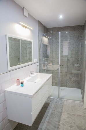 Departamento, 2 habitaciones | Baño | Regadera, amenidades de baño gratuitas, secadora de cabello, toallas 