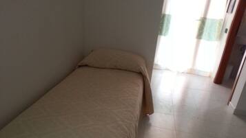 Singola Basic | Una scrivania, tende oscuranti, Wi-Fi gratuito, lenzuola