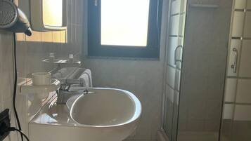 シャワー、バスアメニティ (無料)、ヘアドライヤー、ビデ