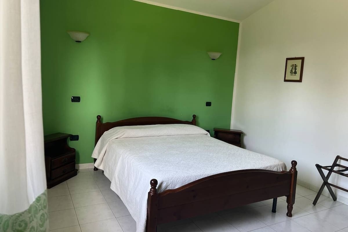 Klassieke kamer, 1 twee- of 2 eenpersoonsbedden | Een bureau, verduisterende gordijnen, gratis wifi, beddengoed