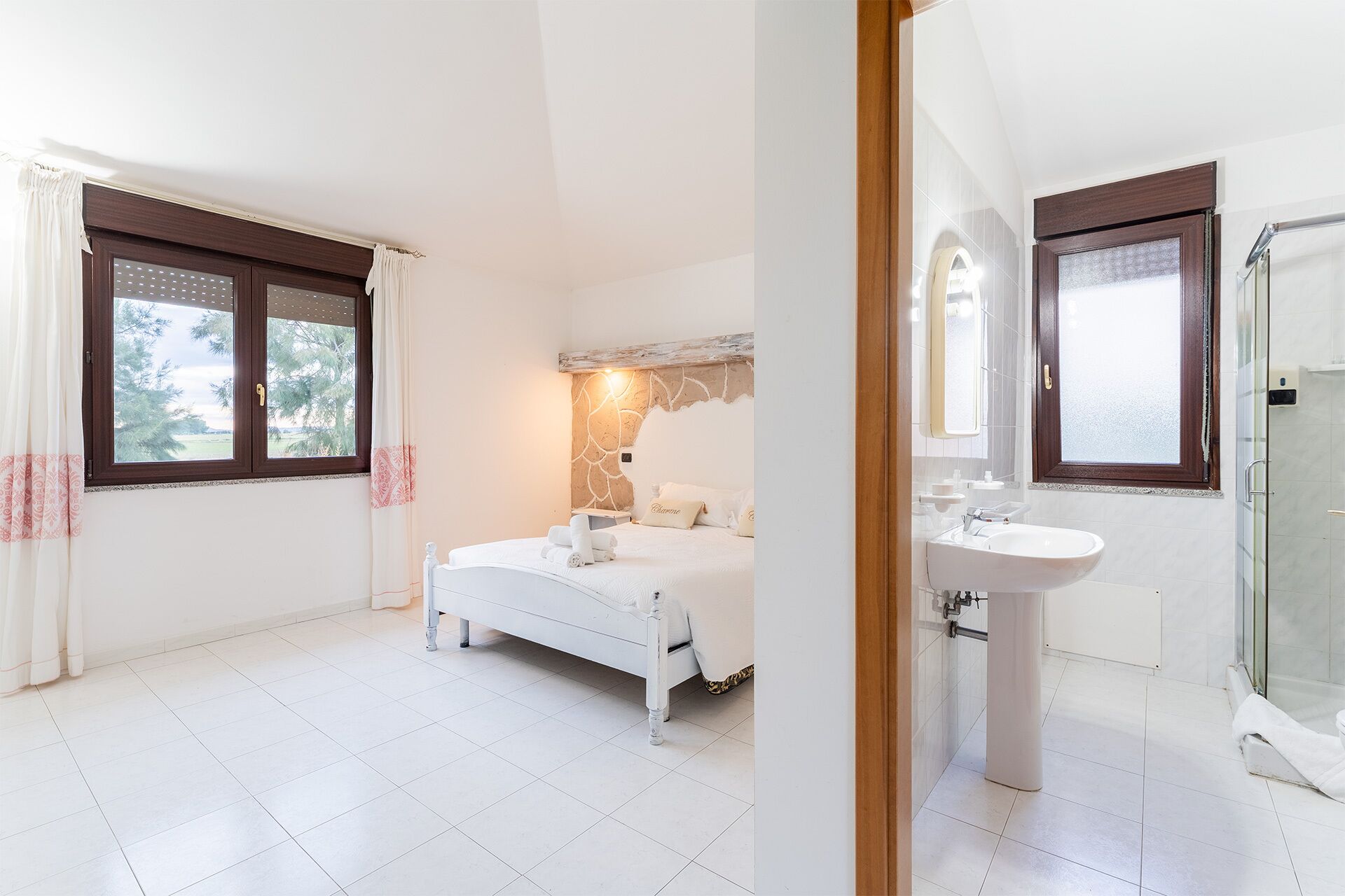 Escritorio, cortinas blackout, wifi gratis y ropa de cama 