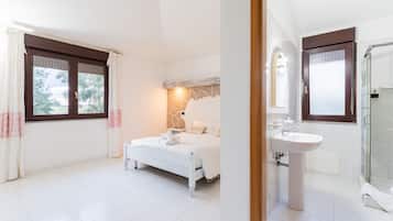 Escritorio, cortinas blackout, wifi gratis y ropa de cama