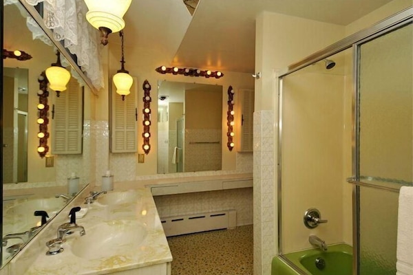 Quadruple Room, Ensuite (The Second Street Suite ) | Bathroom | Soap, toilet paper