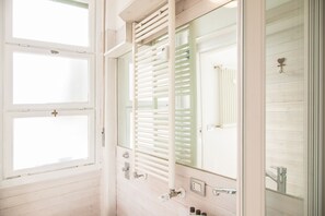 Apartment, 1 Schlafzimmer | Badezimmer | Dusche, Regendusche, kostenlose Toilettenartikel, Haartrockner
