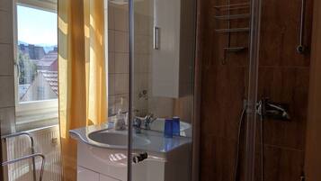 Apartment, Gartenblick | Badezimmer | Dusche, Haartrockner, Hausschuhe, Handtücher
