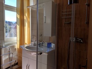 Apartment, Garden View | Bathroom | Shower, hair dryer, slippers, towels - Abdalla Apartments (Knittelfeld)
