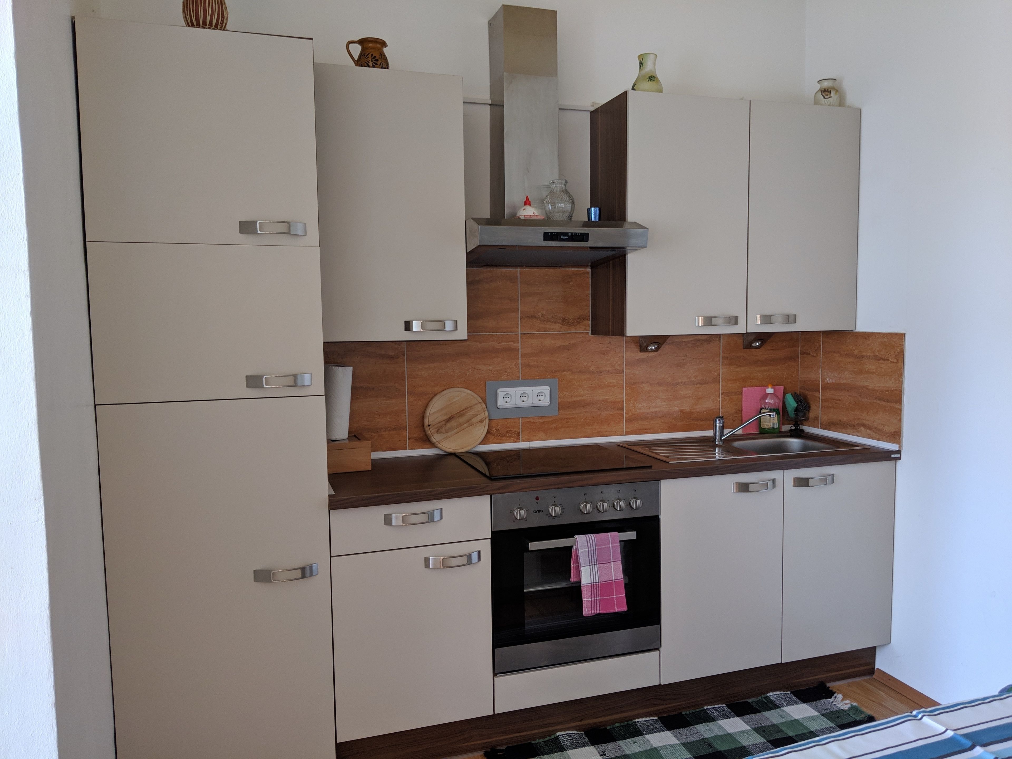 Departamento, vista al jardín | Cocina privada | Refrigerador con congelador, microondas, horno y parrilla de estufa 