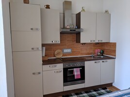 Apartamento, vistas al jardín | Cocina privada | Frigorífico grande, microondas, horno y placa de cocina