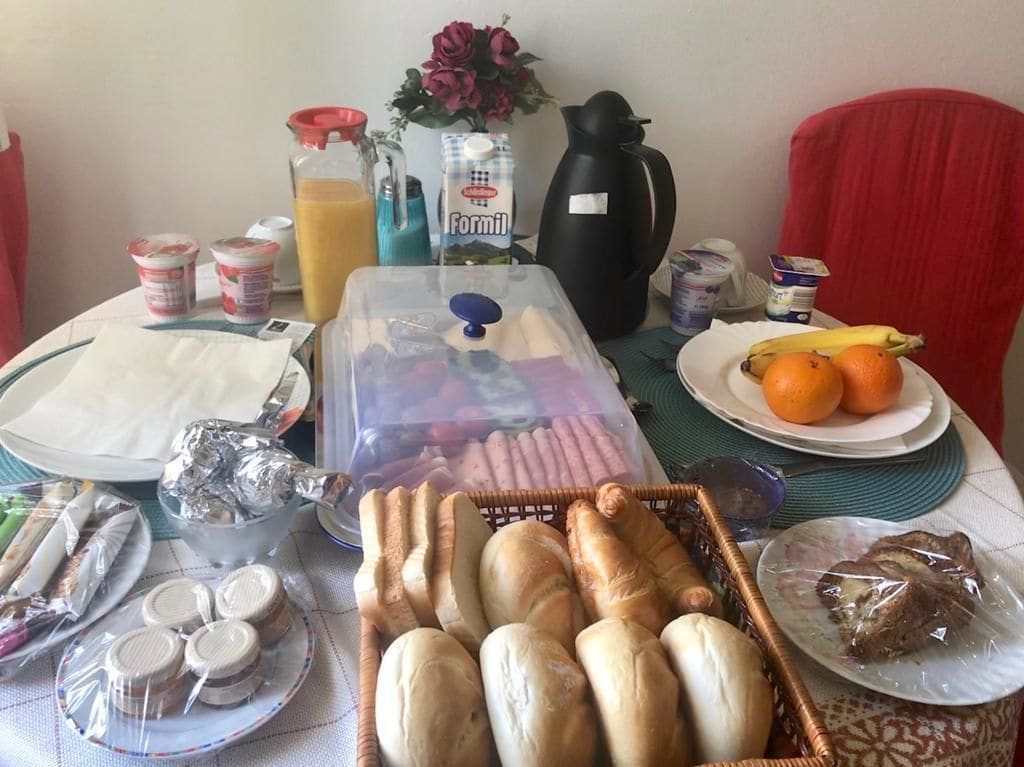 Una tavola imbandita con pane, frutta e bevande.