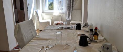 Apartment, Garden View | In-room dining