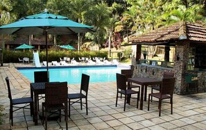 室外游泳池，提供泳池遮陽傘和日光浴躺椅