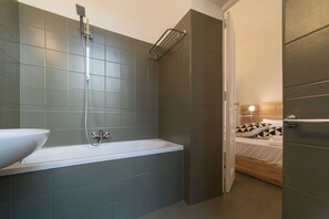 Dusch, hårtork, bidé och handdukar