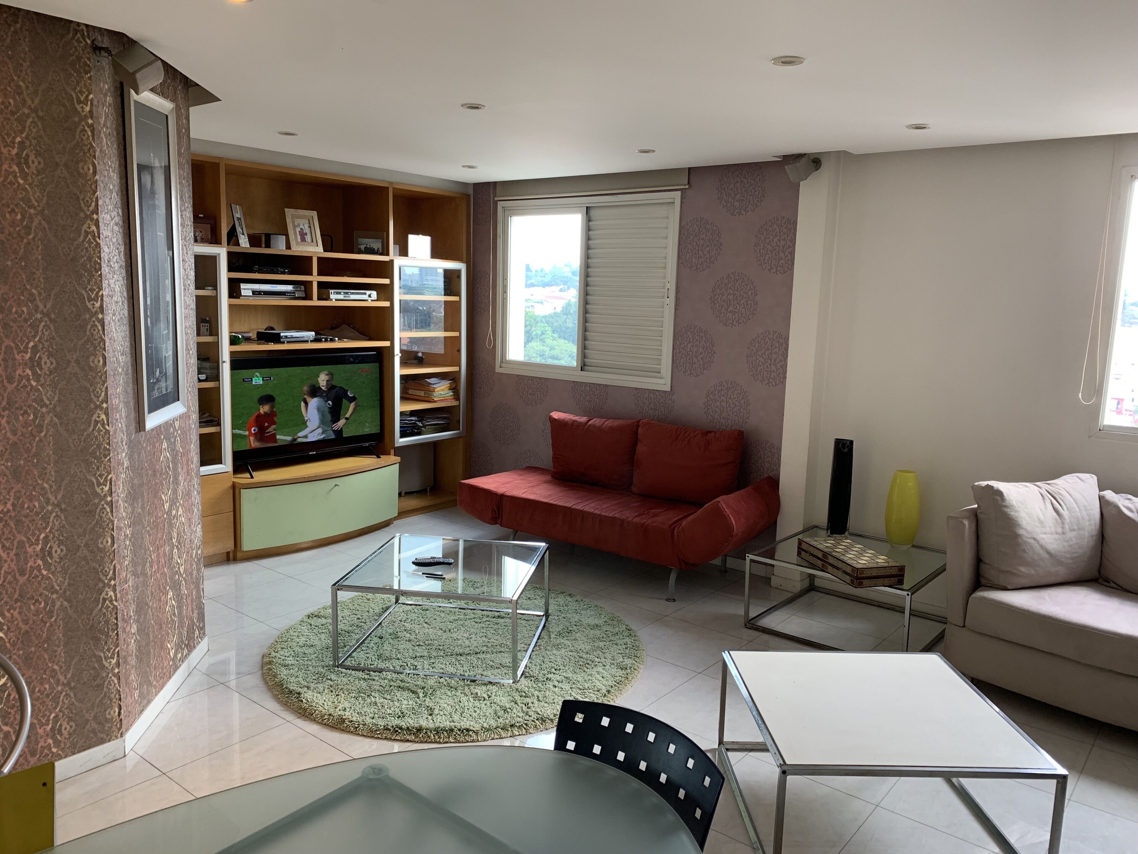 TV, livros, aparelho de som