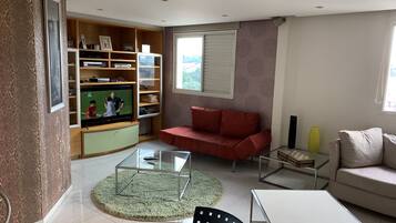 TV, livros, aparelho de som