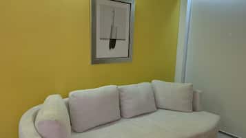 TV, livros, aparelho de som