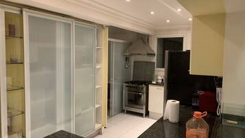 Geladeira, micro-ondas, fogão, cooktop