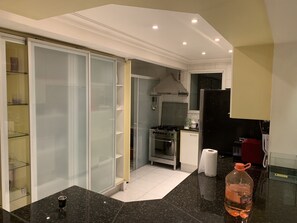 Geladeira, micro-ondas, fogão, cooktop