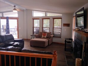 Een smart-tv, een open haard, een tafeltennistafel en een computerscherm