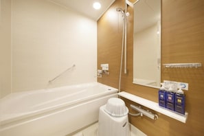 Un bagno moderno con una vasca da bagno bianca, un mobile vanitario in legno e uno specchio.