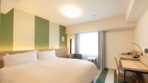 A hotel room with a large bed, a desk, and a chair. - Richmond Hotel Tenjin Nishidori (Fukuoka)