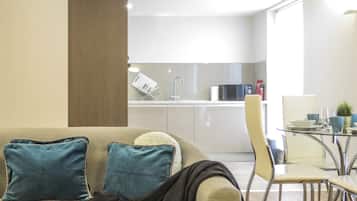 Business-Apartment, Mehrere Betten | Eigene Küche | Großer Kühlschrank, Mikrowelle, Ofen, Herdplatte