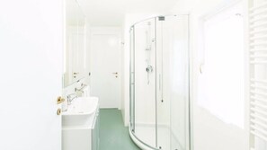 Studio (Venezia II) | Badkamer | Gratis toiletartikelen, een haardroger, een bidet, handdoeken