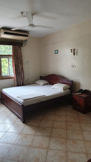 Escritorio, wifi gratis y ropa de cama 