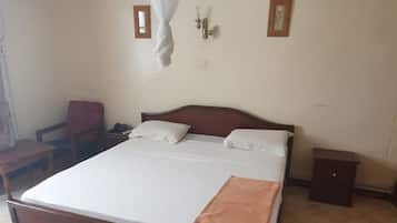 Standard Double Room | Meja, Wi-fi percuma, cadar katil