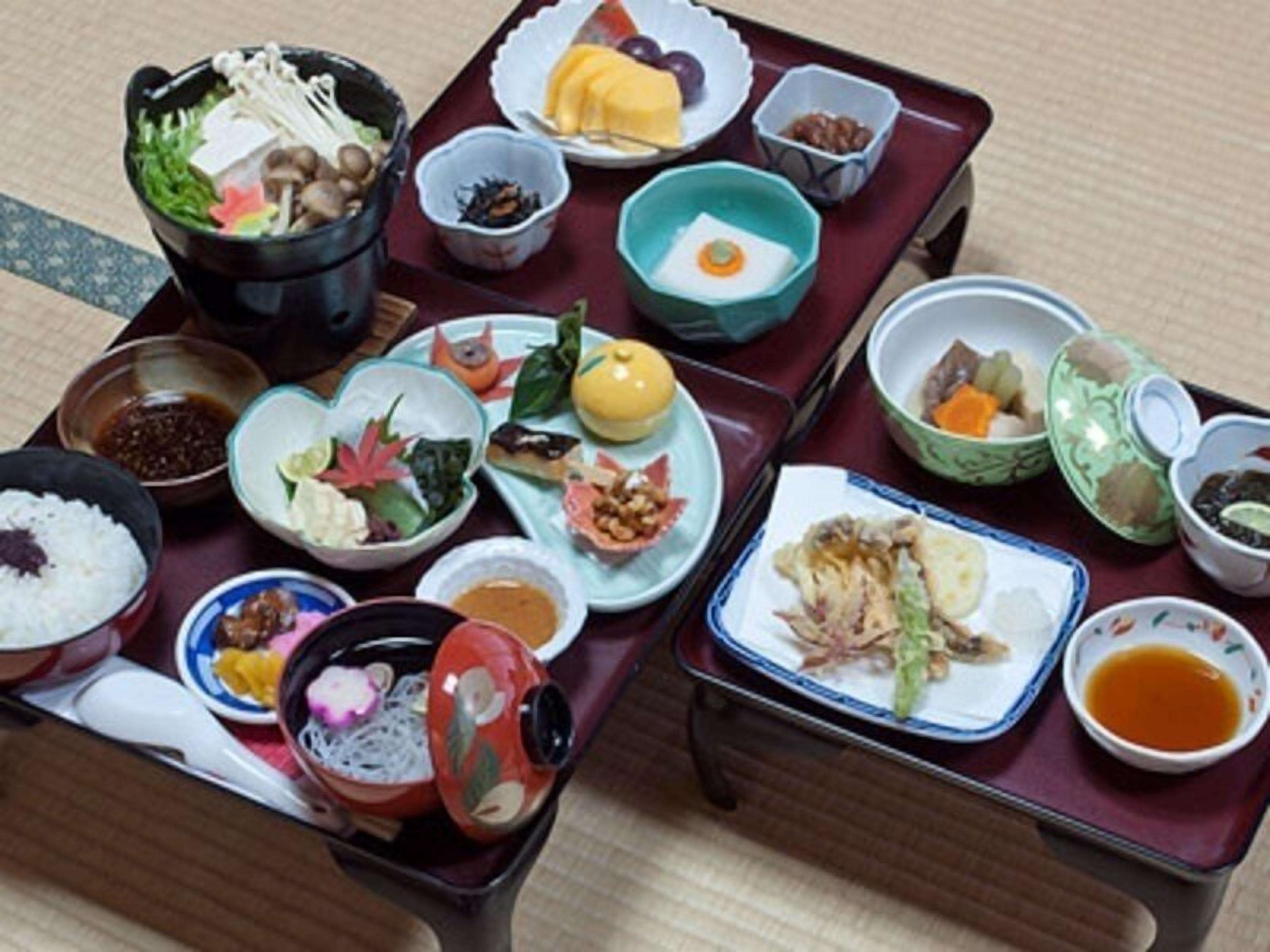 Una comida tradicional japonesa con diferentes platos y recipientes sobre una mesa.