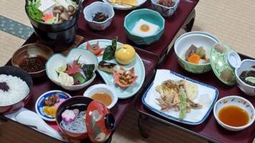 Una comida tradicional japonesa con diferentes platos y recipientes sobre una mesa.