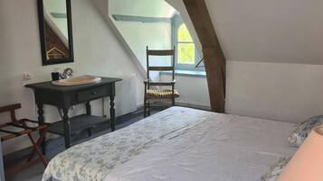 2 kamar tidur dan didekorasi berbeda-beda