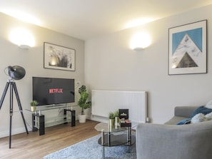 Business Apartment, Multiple Beds | Living area | Smart TV, Netflix