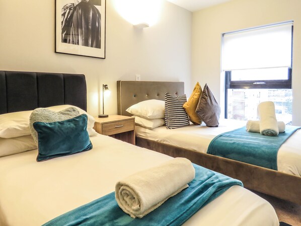 2 bedrooms, individually decorated, individually furnished - Tudors eSuites Birmingham Apartments with Gated Parking (Birmingham)