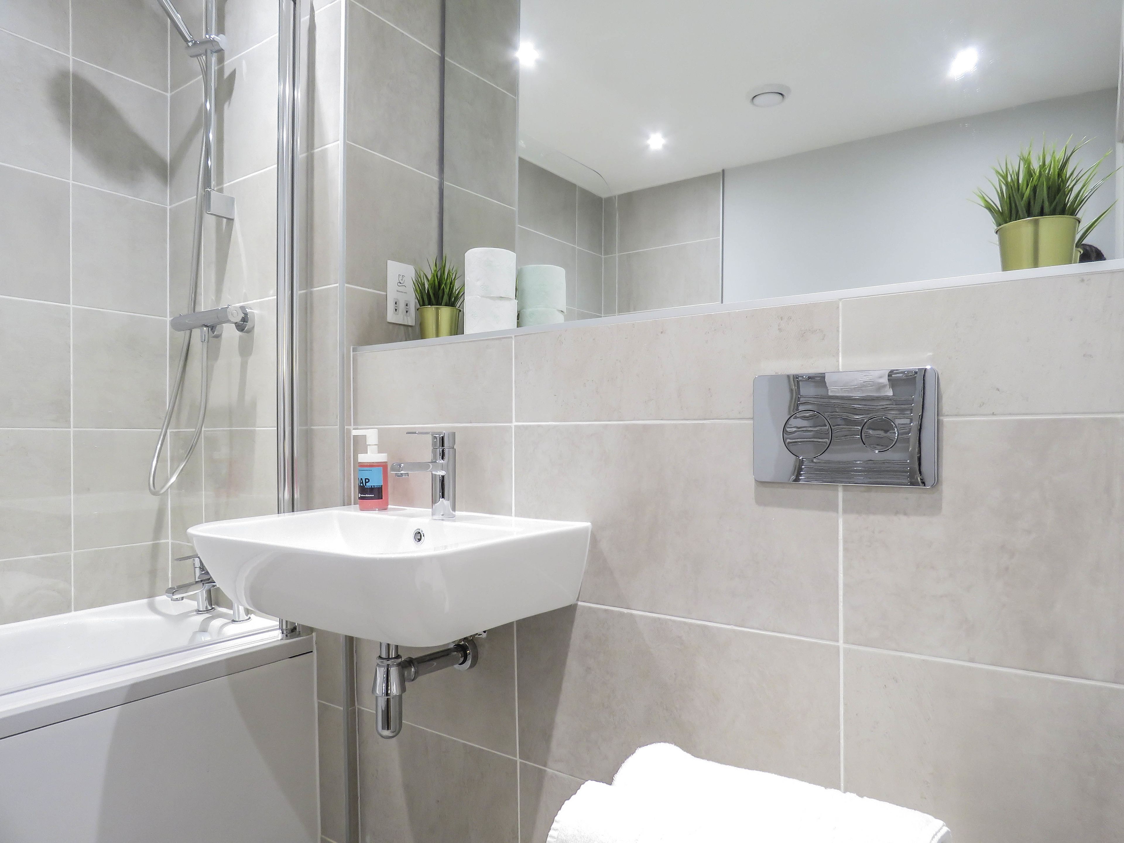 Business Apartment, Multiple Beds | Bathroom | Free toiletries, hair dryer, towels