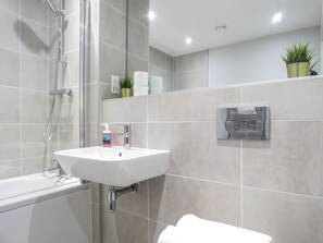 Business Apartment, Multiple Beds | Bathroom | Free toiletries, hair dryer, towels