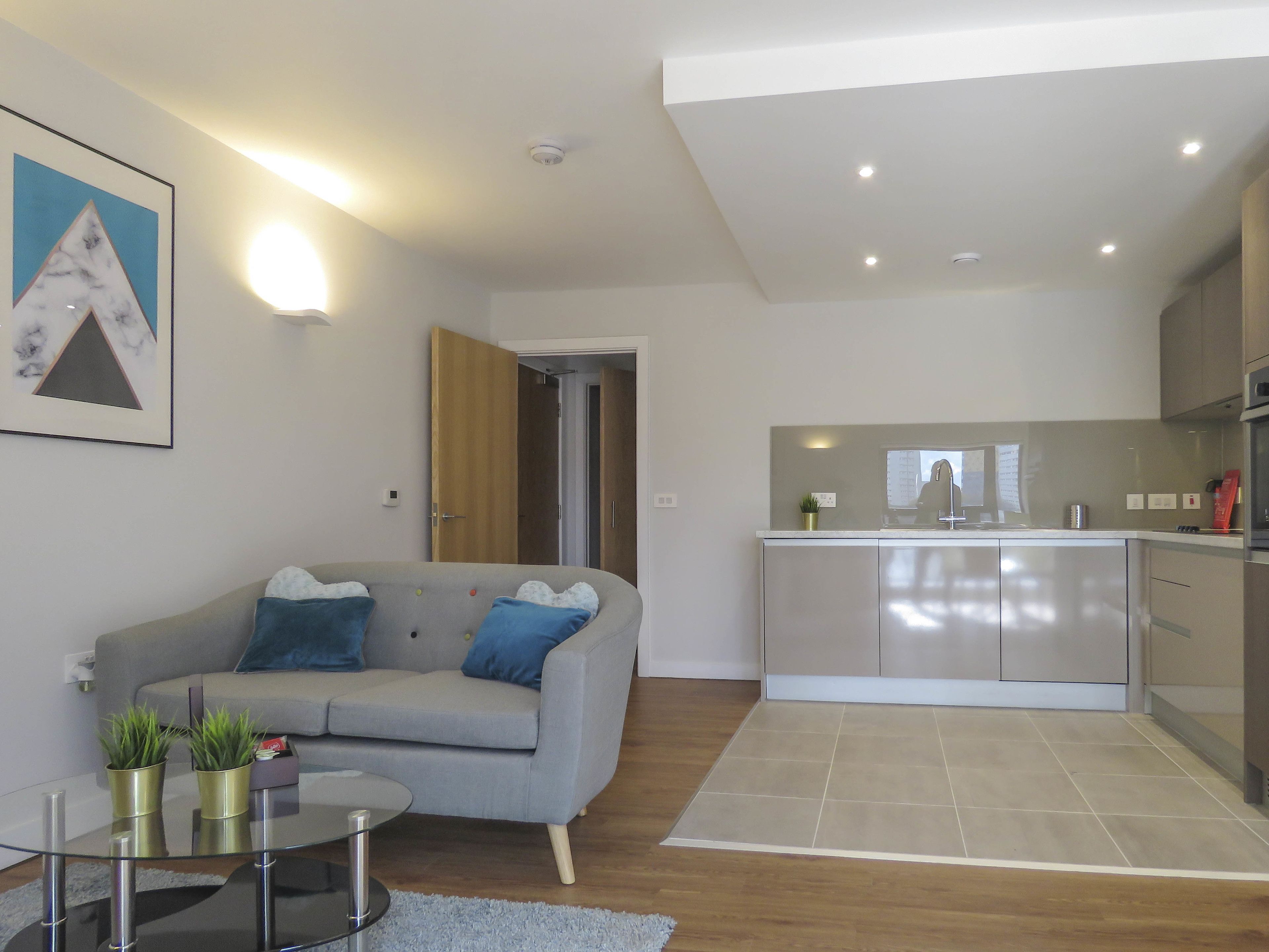 Business Apartment, Multiple Beds | Living area | Smart TV, Netflix