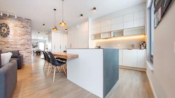 Apartment (35 - Stara Stocznia 4) | Eigene Kochnische | Kühlschrank, Herdplatte, Espressomaschine, Wasserkocher