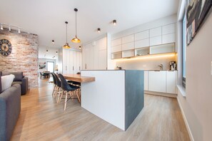 Apartamento (35 - Stara Stocznia 4) | Cocina básica privada | Frigorífico, placa de cocina y máquina de café espresso