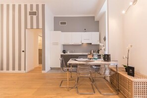 Apartment, 2 Schlafzimmer (Regina) | Eigene Kochnische | Großer Kühlschrank, Herdplatte, Wasserkocher mit Kaffee-/Teezubehör