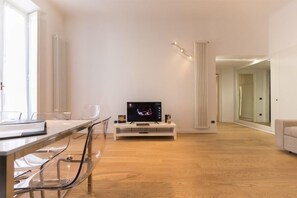 Apartment, 2 Schlafzimmer (Regina) | Essbereich im Zimmer