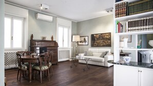 Appartement, 1 slaapkamer | Woonruimte | Een 32-inch ledtelevisie met digitale zenders en een televisie
