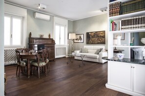 Apartamento, 1 quarto | Área de estar | TV LED 32 polegadas com canais digitais, TV