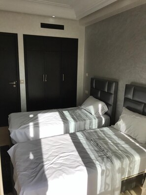 Appartement, 2 slaapkamers | 2 slaapkamers, een bureau, verduisterende gordijnen, gratis wifi